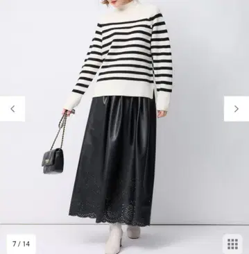 [ 세탁 가능 ] 인조 가죽 펀칭 플레어 스커트