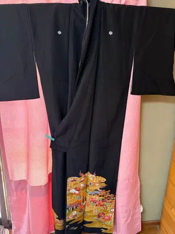 전통 예복 기모노 가몬 포함