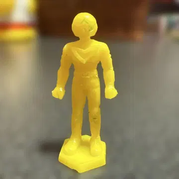 덤 옐로우 컬러 히어로 피규어 플라스틱 글리코? 코스모스?