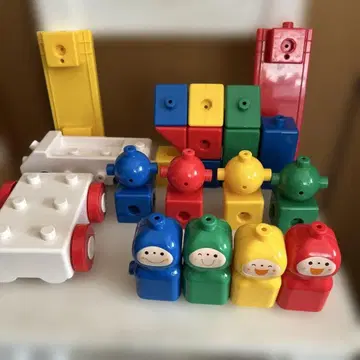 컬러풀한 블록과 피규어 세트