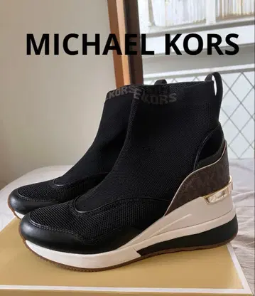새상품급 Michael Kors 블랙 하이컷 니트 스니커즈