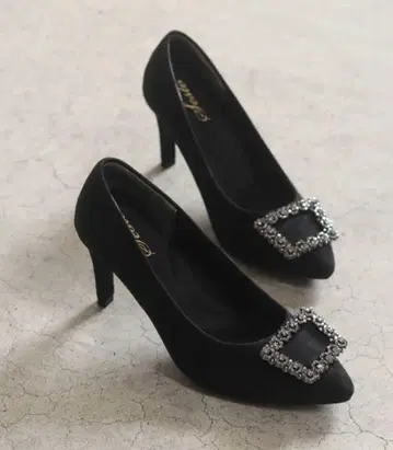 비쥬 장식 블랙 스웨이드 느낌 펌프스