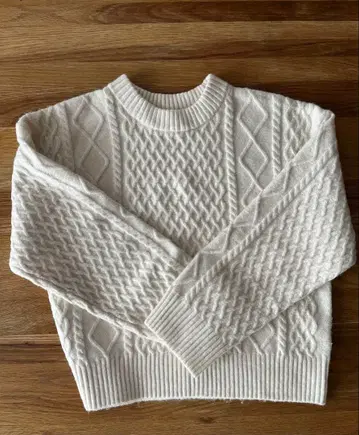 [새상품급] 케이블 니트 긴팔 스웨터