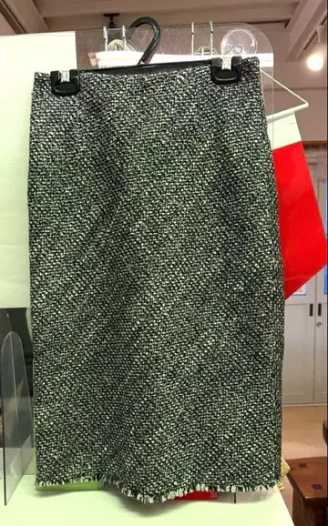 블랙과 화이트 트위드 타이트 스커트