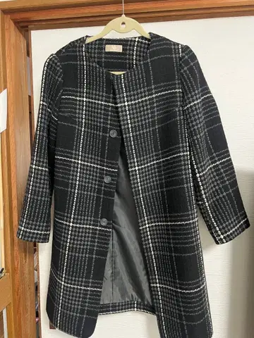 체크 무늬 노카라 코트