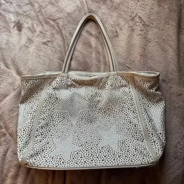 스터드 장식 화이트 토트백