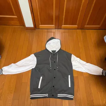 후드 부착 그레이와 화이트 후드티