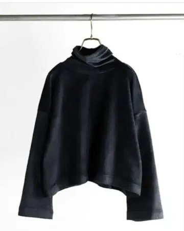 미즈이로 인드 브러쉬드 하이넥 숏 풀오버 블랙