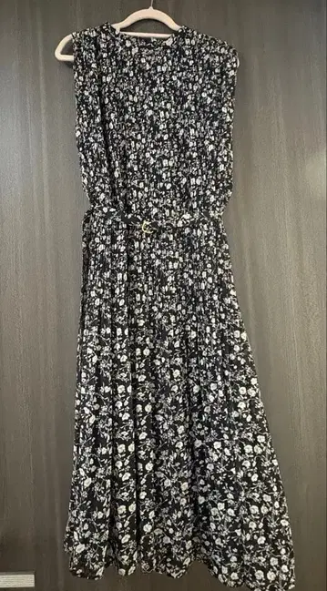 블랙 플라워 무늬 슬리브리스 원피스 closet story