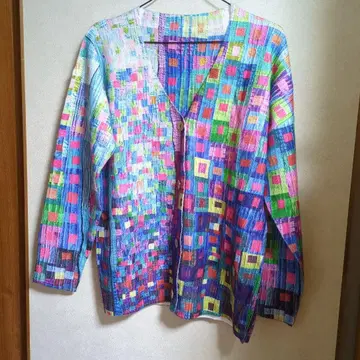 컬러풀한 기하학 패턴의 V넥 스웨터