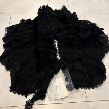 히스크로네 블랙 프릴 스트