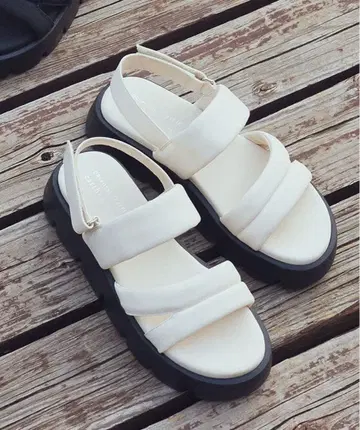 화이트 스트랩 샌들