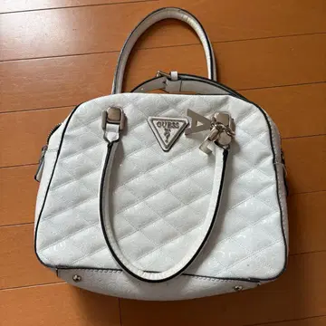 GUESS 화이트 퀼팅 핸드백