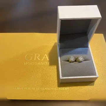GRA 모이사나이트 스터드 귀걸이 1.2ct