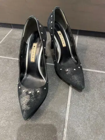 DIANA 스터드 장식 블랙 하이힐