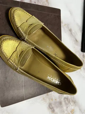 고급 Geox 골드 가죽 로퍼 힐