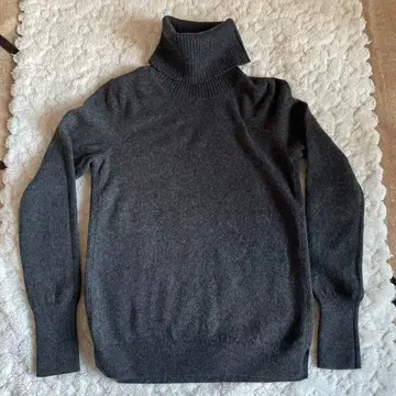 캐시미어 다크 그레이 터틀넥 스웨터