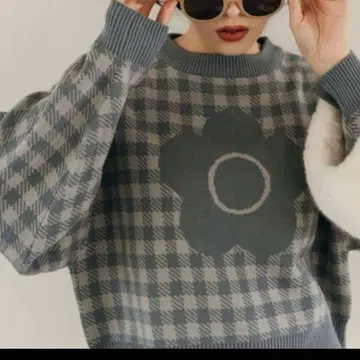 MARY QUANT 디자인 자카드 니트 탁한 블루 계열 데이지