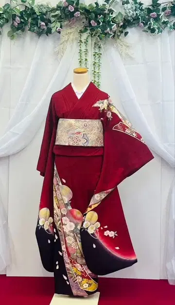 화려한 빨간색 후리소데