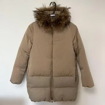 퍼 달린 베이지 다운 자켓