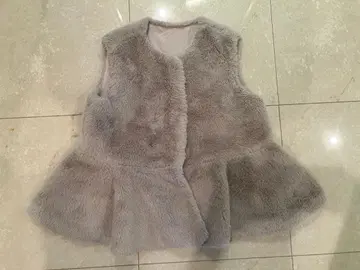 Birthday Bash 플레어 실루엣 인조 모피 베스트