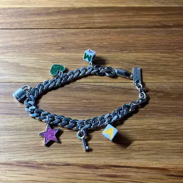 마크제이콥스 미니 아이콘 참 팔찌