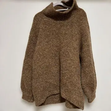 niko and - 브라운 터틀넥 스웨터