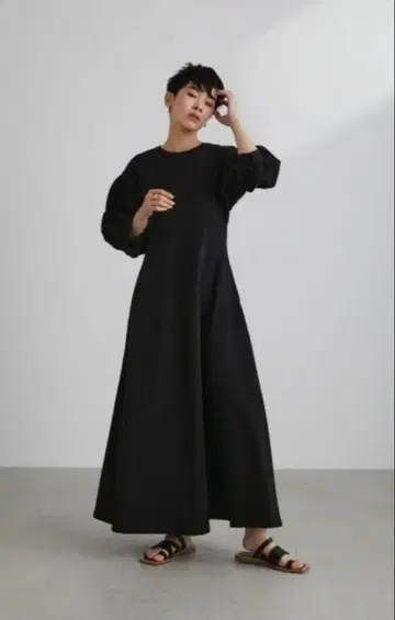 볼륨 슬리브 컷 원피스