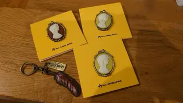 Mr. GREEN APPLE 핀 배지 3개 세트 및 깃털 키링 묶음 판매