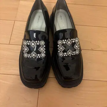 비쥬 포함 블랙 에나멜 로퍼