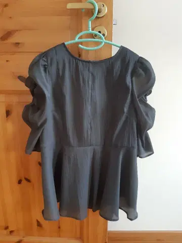 NATURAL BEAUTY BASIC 프릴 소매 셔츠 그레이