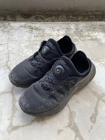 언더아머 스니커즈 28.5cm