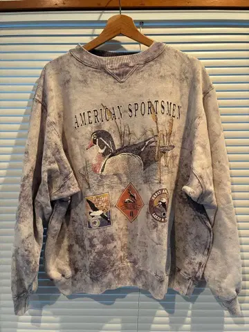 구제 의류 가게에서 구매한 카모 디자인 맨투맨