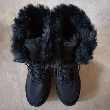 퍼 달린 블랙 하이컷 부츠