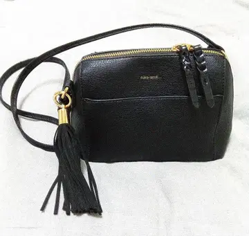 niko and - 태슬 포함 블랙 가죽 숄더백