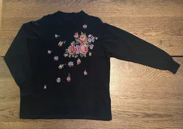 꽃무늬 자수 긴팔 니트 블랙