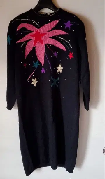 별과 꽃 패턴 블랙 니트 원피스