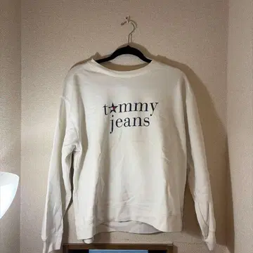 TOMMY JEANS 화이트 트레이닝복