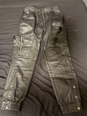 INTERNATIONAL 블랙 카고 팬츠 가죽 팬츠