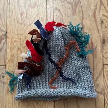 아르코나난 장식 포함 그레이 니트 모자