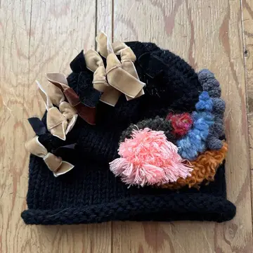 알코나난 컬러풀 장식의 블랙 니트 모자