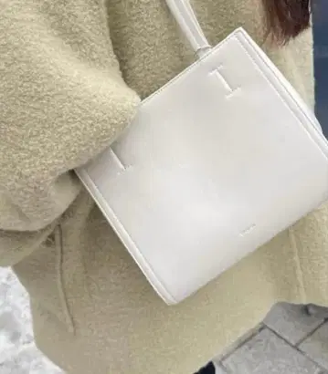 스탠드 오일 오블롱 백 미니 숄더백 화이트