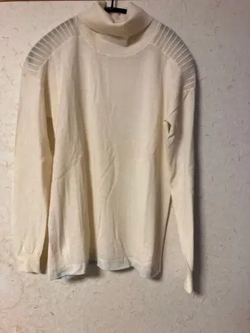 아이보리 터틀넥 니트