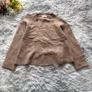 빔즈하트 V넥 니트 스웨터 [ F ] 브라운 밑단 플레어