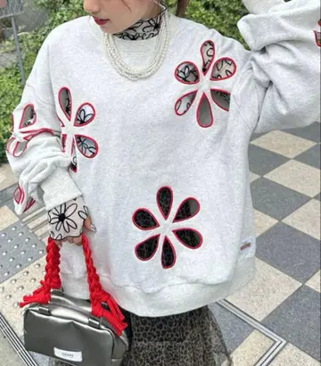 HELLO.SANFRANCISCO 플라워 컷 아웃 오버 맨투맨