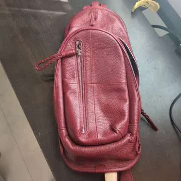 버건디 가죽 슬링백