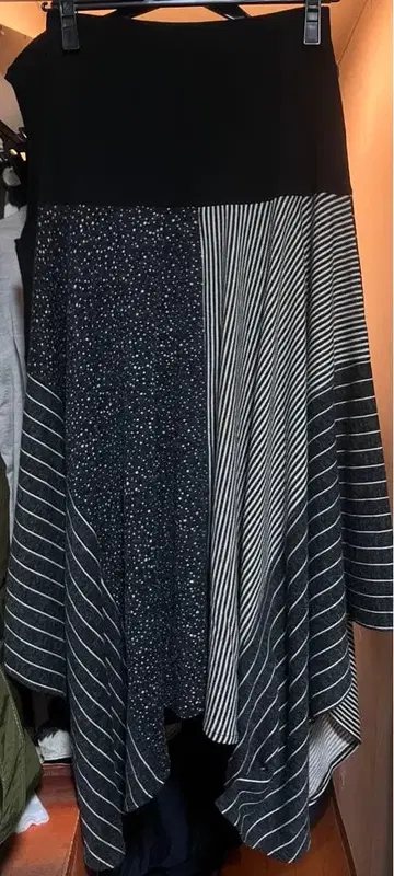 안티카 랜덤 디자인의 변형 스커트