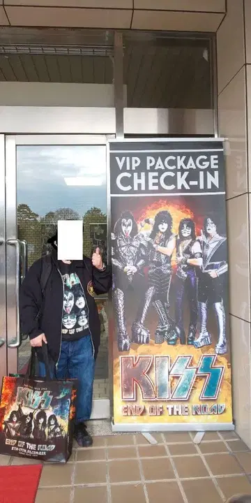 KISS 타미 세이어에게 건네받은 피크