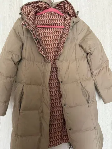 후드 부착 베이지 다운 자켓