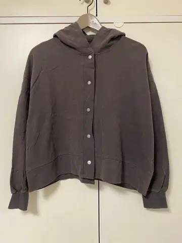 차콜 그레이 후드 부착 숏 후드티